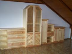 Holz-Kommoden und Holzvitrine 