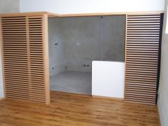 Holzverkleidung mit Lamellen