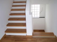 Treppe in weiß mit Holzstufen