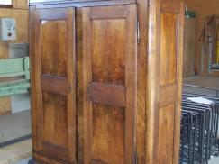 Holzschrank mit zwei Türen 