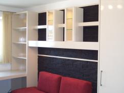 Wandschrank und Sofa in rot