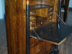 Sekretär (seitliche Ansicht) 