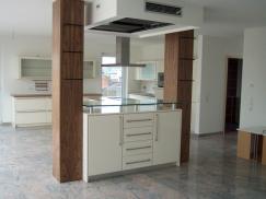 Kochinsel in weiß mit Schrank und Glas-Arbeitsplatte