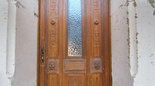 Restaurierte Haustür mit Lichtausschnitt und Oberlicht