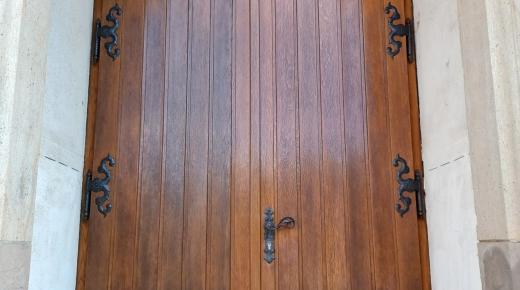 Kirchenportal mit Oberlicht