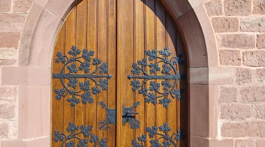 Kirchentor Spitzbogen