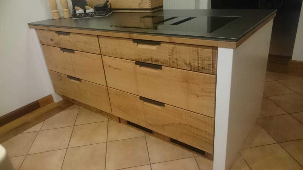 Kücheninsel mit Induktionskochfeld