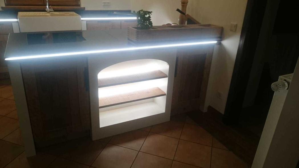 Leuchtband Arbeitsplatte und Regal