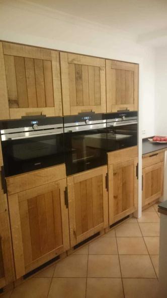 Küche mit hochgebauten Geräten