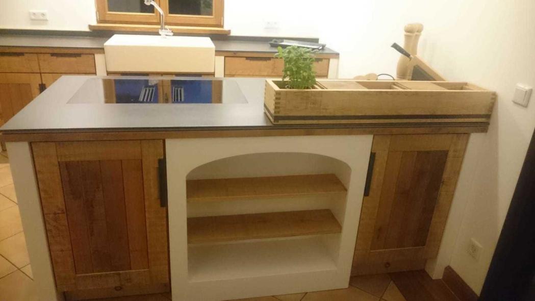 Kücheninsel mit integriertem Regal