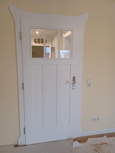 Historische Innentür mit Glasscheibe