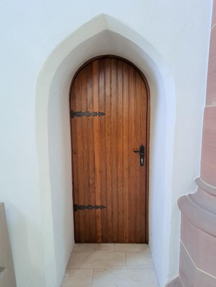 Restaurierte Spitzbogen-Tür