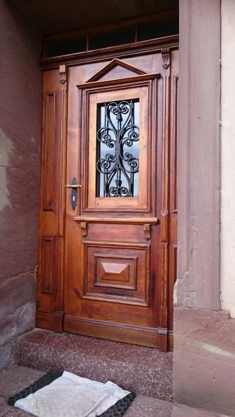 Restaurierte Haustür mit Glaseinsatz
