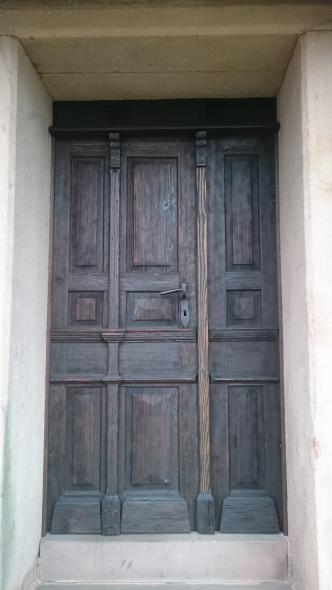 Restaurierte Haustür in grau