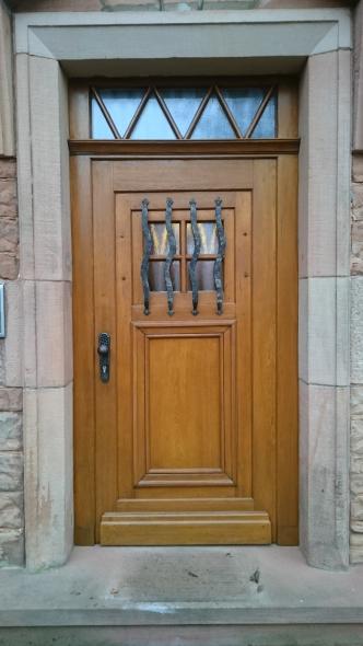 Restaurierte Haustür mit Oberlicht