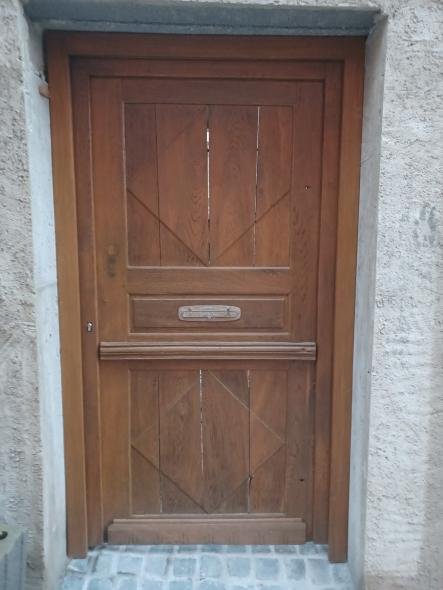 Restaurierte Haustür mit Briefkasten