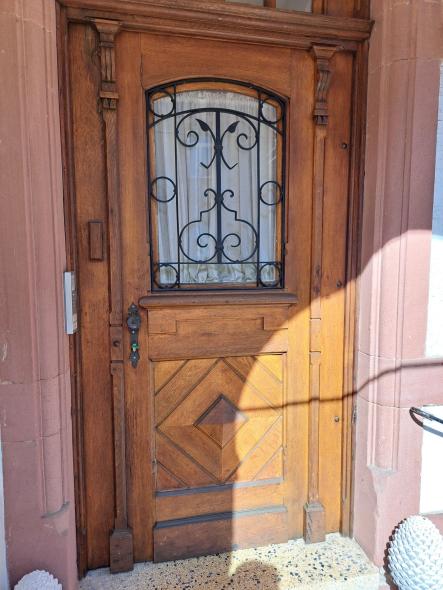 Restaurierte Haustür mit Milchglas