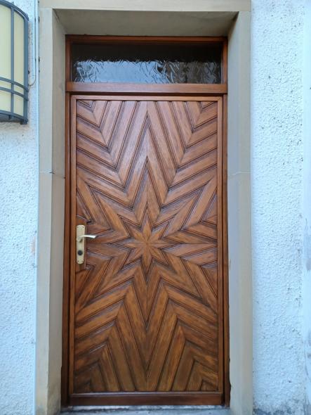 Holztür mit Stern und Oberlicht