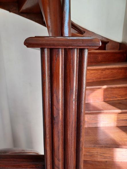 Restaurierte Holztreppe Geländer