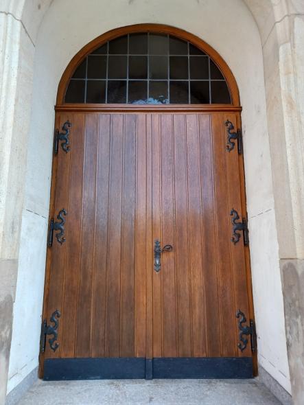 Kirchenportal mit Oberlicht